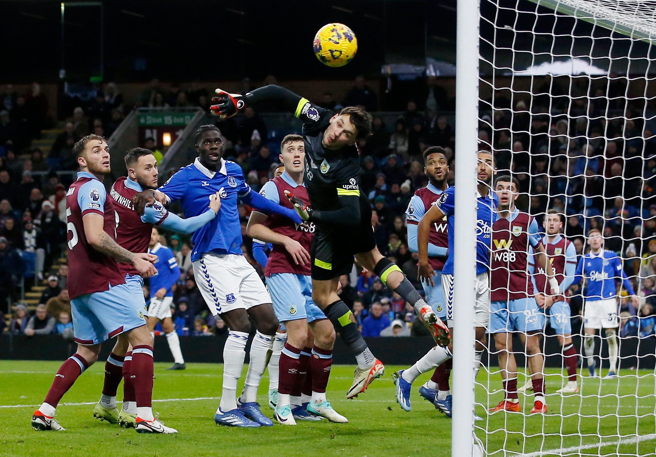 nhan-dinh-soi-keo-burnley-vs-everton-luc-22h00-ngay-27-12-2025-1